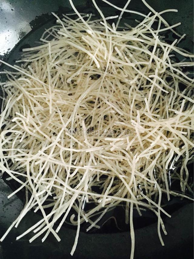 另起一锅，烧开水放入粉条，将粉条煮软和放冷水里冲洗干净，和野笕菜一起粉碎待用