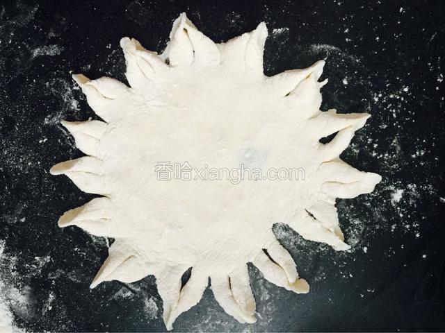 俩个，俩个的捏在一起，我做的不好看，哈友见笑了