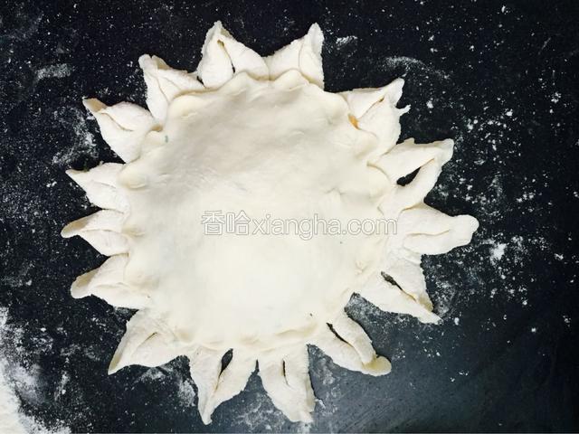 在擀一个小一点的面皮，放到馅上面盖住