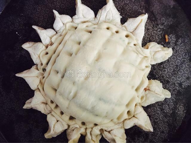 用筷子按压一周，在上面压出花纹！