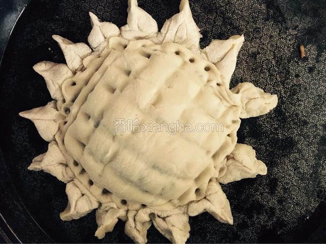 电饼铛里放油，把做好的菜盒子放进去，两面煎至金黄，可以出锅了