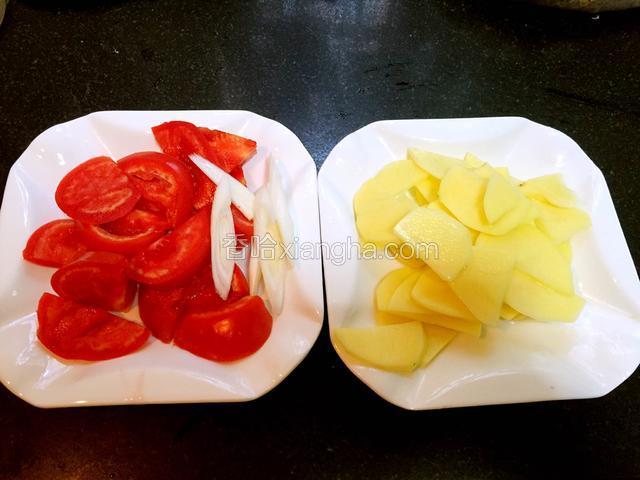 西红柿切块，土豆切片，切点葱丝。