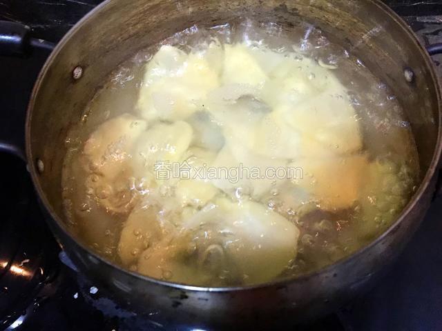 土豆片焯水捞出备用