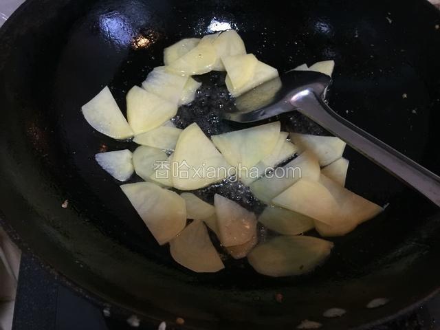 热油倒入土豆翻炒