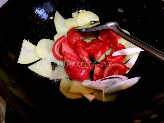 加入西红柿葱丝继续翻炒，加入盐，十三香，出锅前放点鸡精