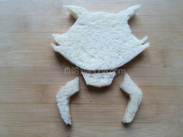土司片切成猫头，剩下部分切出胳膊和身体
