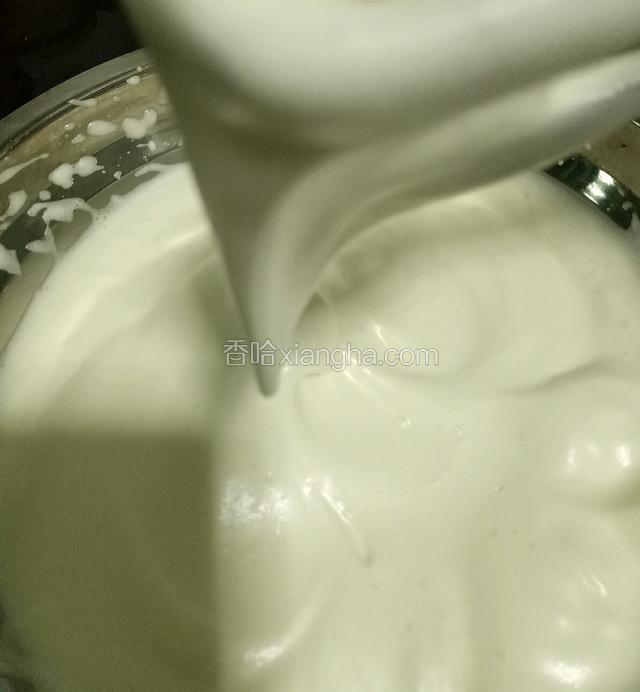 转高速打发约10分钟，发泡颜色逐渐变白，并成粘稠状，提起打蛋器5秒内没有滴下即可。