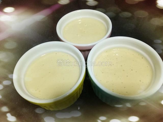 装入容器，震出大气泡，撒上白芝麻。