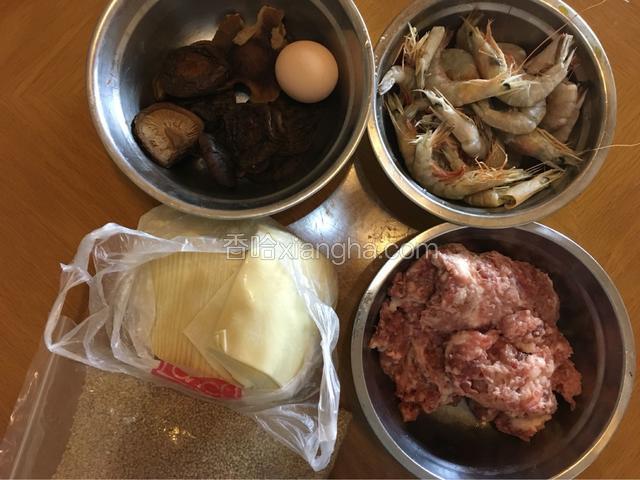 准备主材料！肉切成肉末；香菇切成小丁；虾拨成虾仁；鸡蛋打散备用！