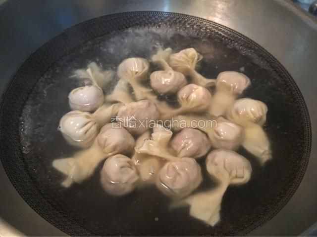 水里加入适量的油煮沸后放入包好的云吞，煮六到八分钟。