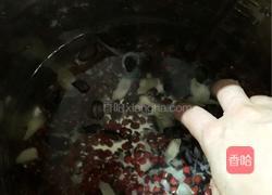红豆黑米粥的做法图解2