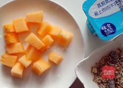 哈密瓜优酪乳燕麦碎的做法图解2