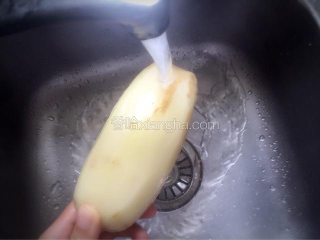 莲藕去皮，用清水冲洗干净