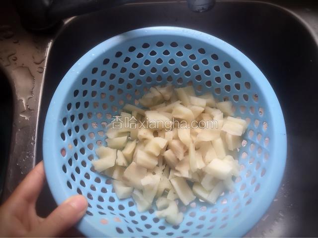 待藕丁冷却后，沥干水份
