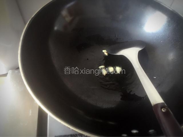炒锅热油，放入生姜碎