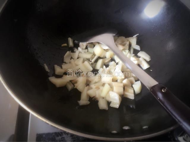 倒入沥干水份的藕丁翻炒