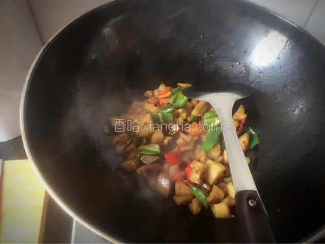 继续放入切好的青红椒，翻炒