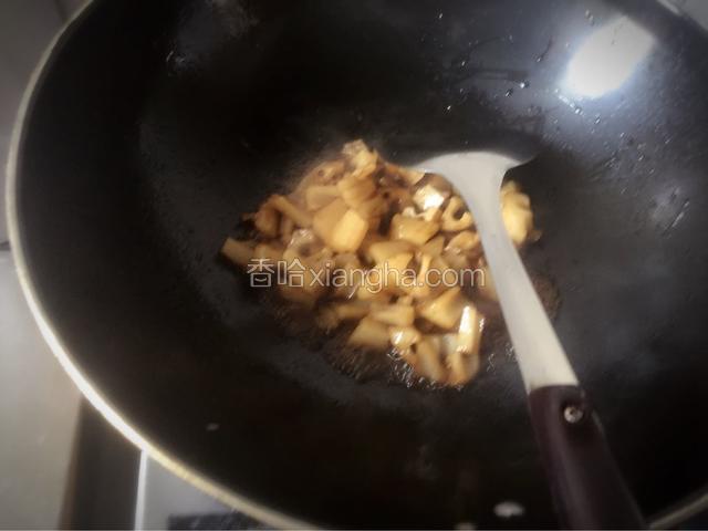 再加入以上所有调味品，大火翻炒