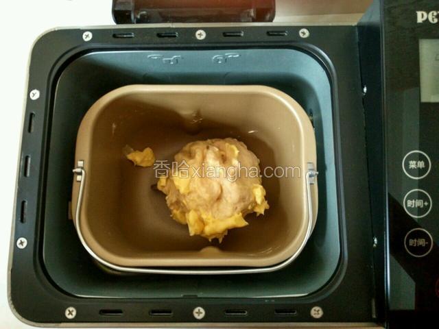 加入软化了的黄油，继续揉30分钟