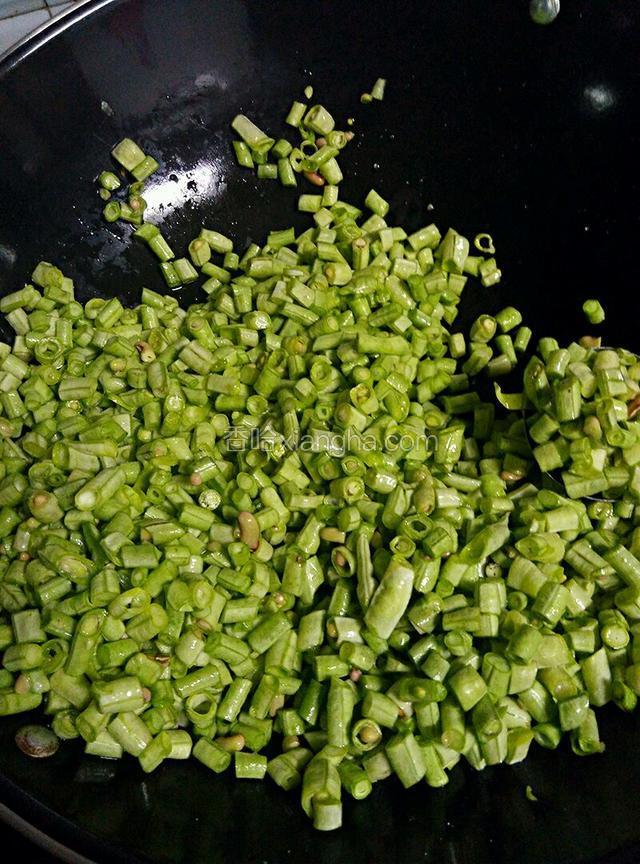 切成丁，加比炒菜多一倍的盐拌匀。