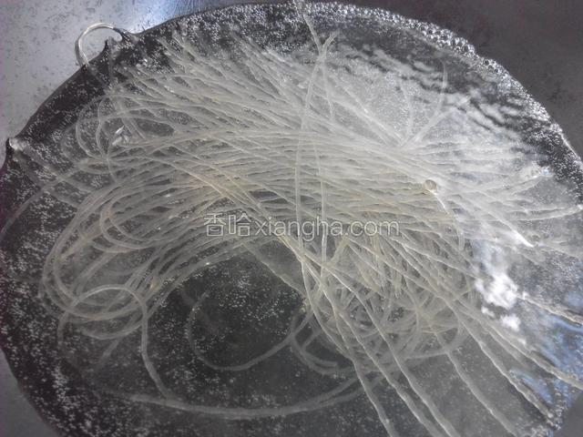 锅中加入适量清水烧开，放粉条煮熟。