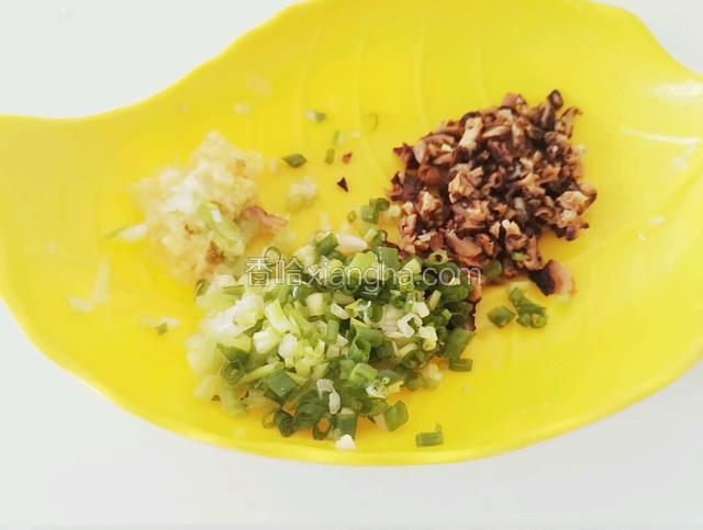 葱、姜和泡过水的香菇各剁碎