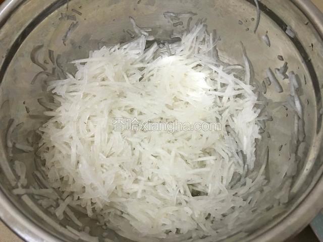 白萝卜削皮洗净刨成丝用手捏几下让自然出汁放一旁待用