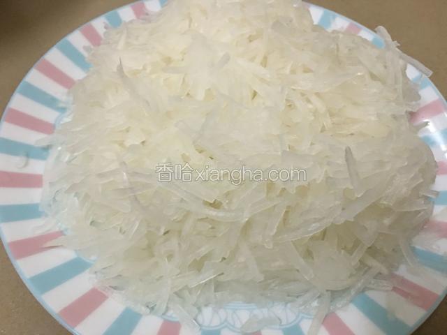 切好以后把萝卜丝捏干水份备用