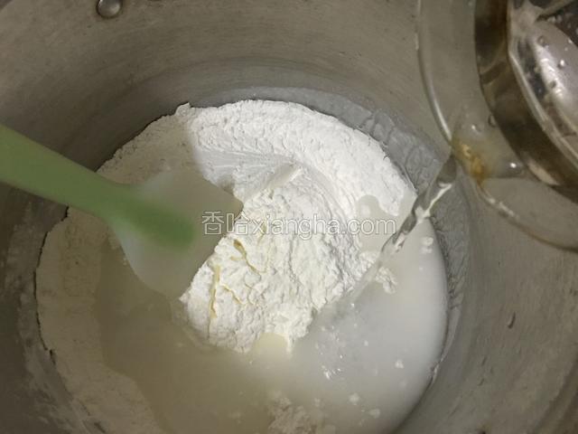 把沾米粉与玉米淀粉混合加入少许盐倒入300克的饮用水搅拌均匀