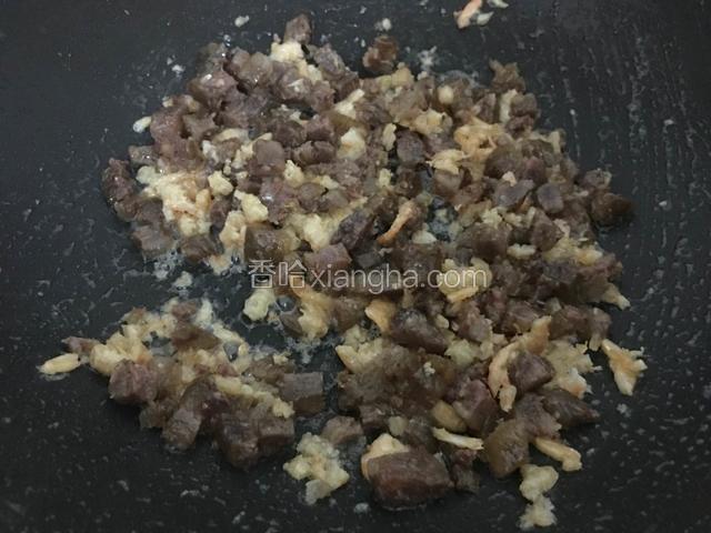 菜锅下油把切好的虾米与猪肉肠倒入锅中加入少许的盐，胡椒粉，白糖