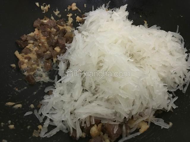 炒至金黄即可，倒入刚才备好的白萝卜丝翻炒均匀，出香味即可装出再次备用（这时的萝卜丝会变得更加软）