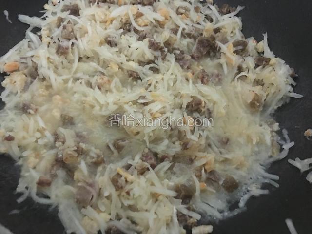 把刚才炒好的萝卜丝材料全部倒进去翻拌均匀