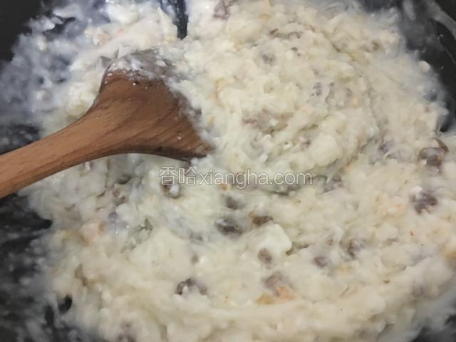到这种程度就刚好了，关火把所有的材料倒到模具中（盆中）抹平