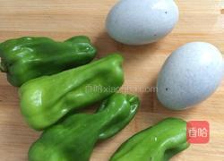尖椒皮蛋的做法图解1