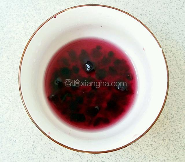 加入两勺开水调成酱汁。