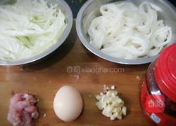 卷心菜炒米面的做法图解1