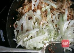 卷心菜炒米面的做法图解3