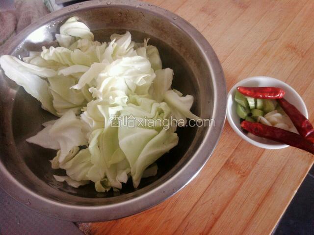卷心菜洗净，掰成小块，葱切小段，蒜切片