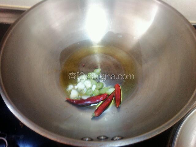 热锅下油，葱蒜，辣椒，花椒粒爆香