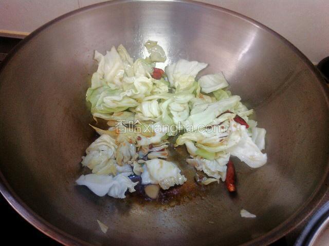 下料酒，酱油，盐，翻炒到软