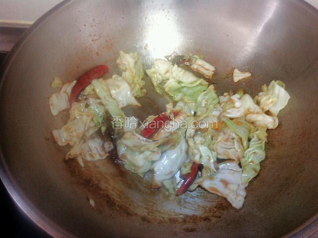 下蚝油，翻炒均匀即可出锅