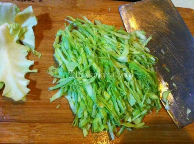 卷心菜三片同样方法去筋部切丝