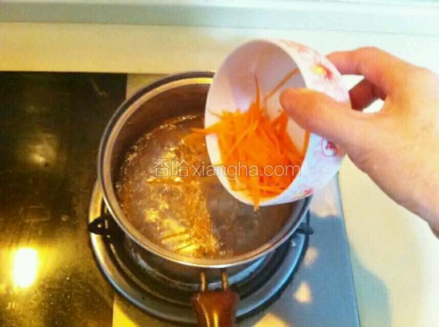 先将胡萝卜放烧开的水里焯几秒，盛出盘子晾凉