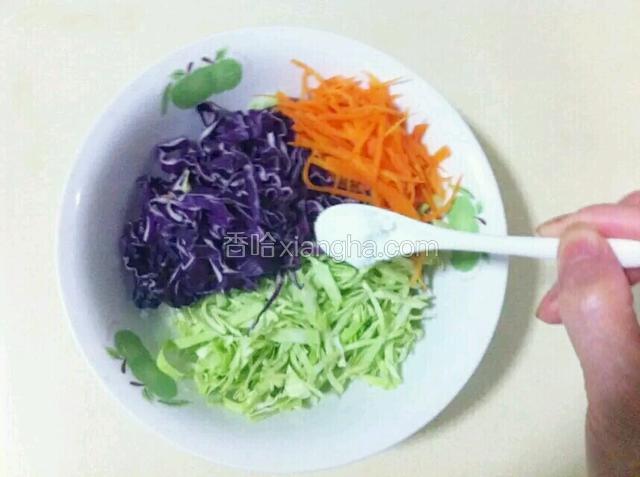 拿个大的汤碗放入晾凉的胡萝卜 紫甘蓝 卷心菜。加入1小勺糖，这是搅拌咖啡的小勺