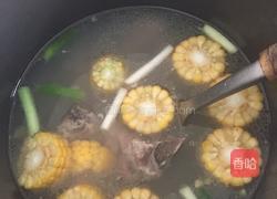 玉米排骨汤的做法图解3