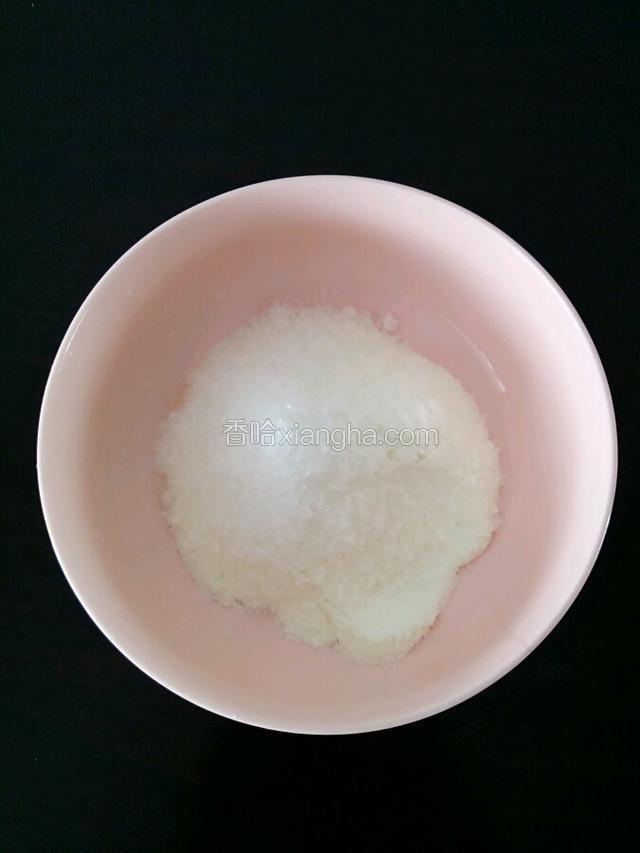 将白砂糖和奶粉倒入大碗中