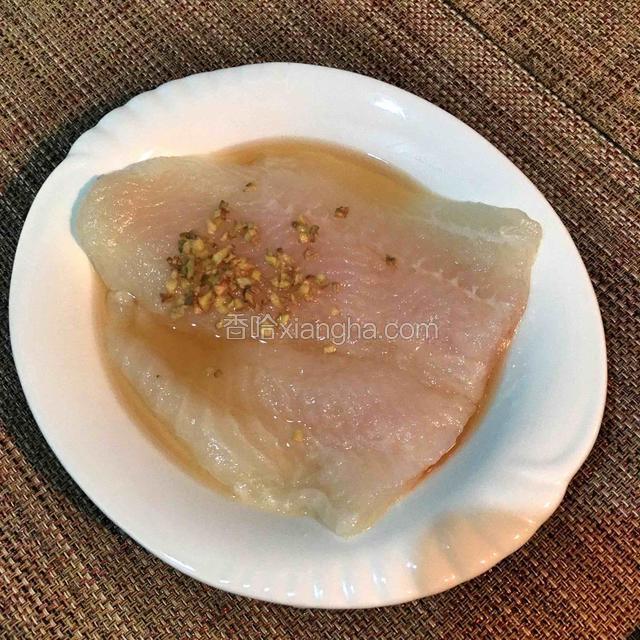 龙利鱼片解冻后，吸干水分，两面涂抹盐、生姜、料酒，腌制30分钟。
