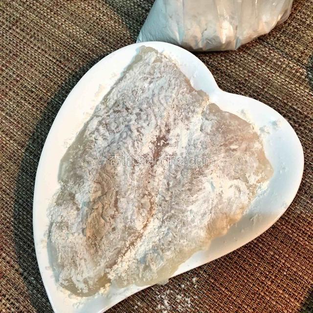 鱼身均匀的涂抹上一层生粉