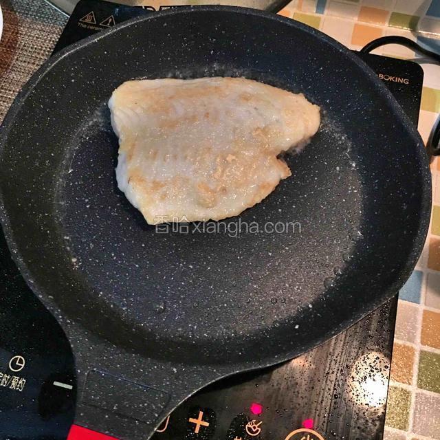 一面煎定型后翻面，煎至两面金黄。