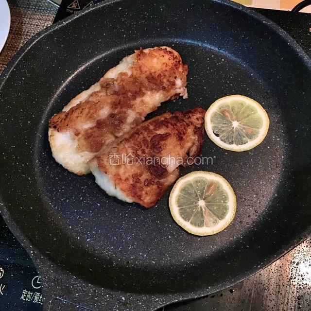 放入柠檬片，略煎即可